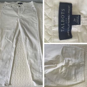 Simply flattering 5-pocket.
